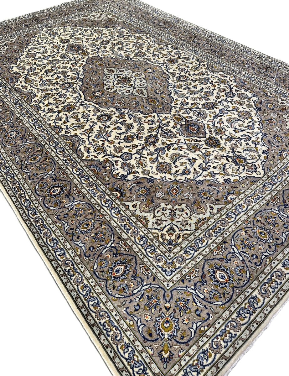 Fine Hand-Knotted Persian Kashan Carpet