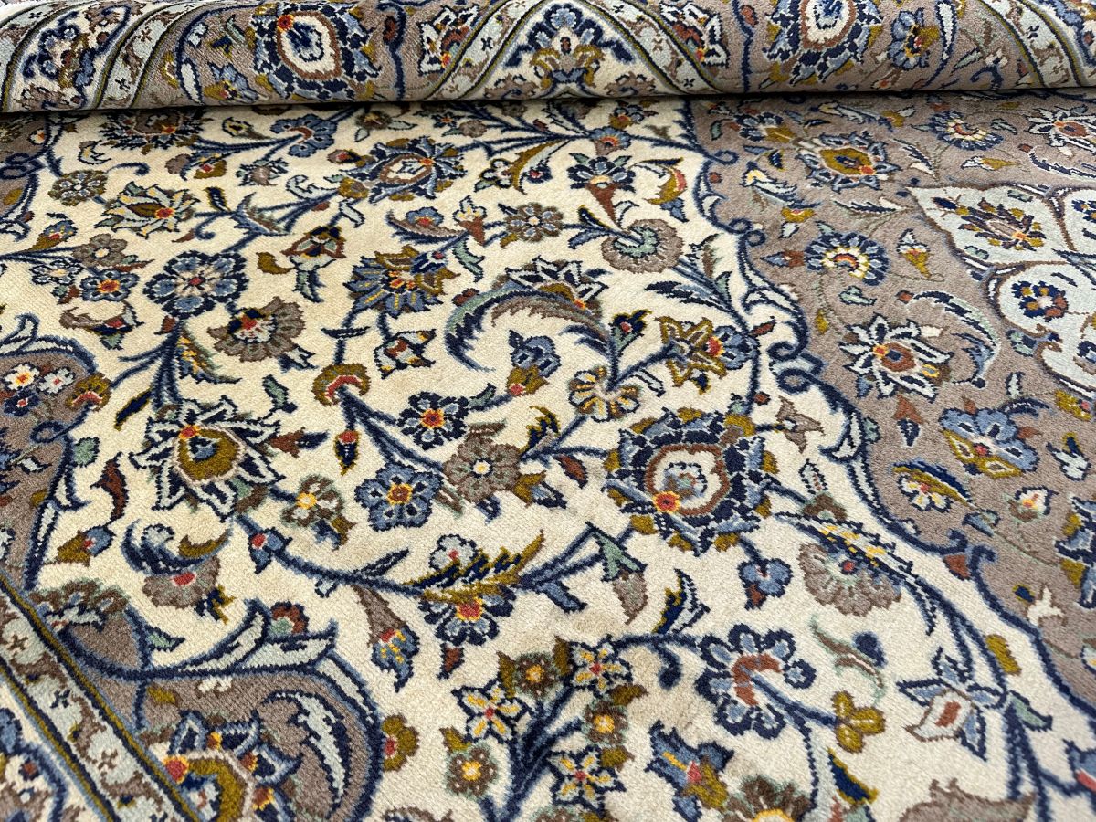 Fine Hand-Knotted Persian Kashan Carpet