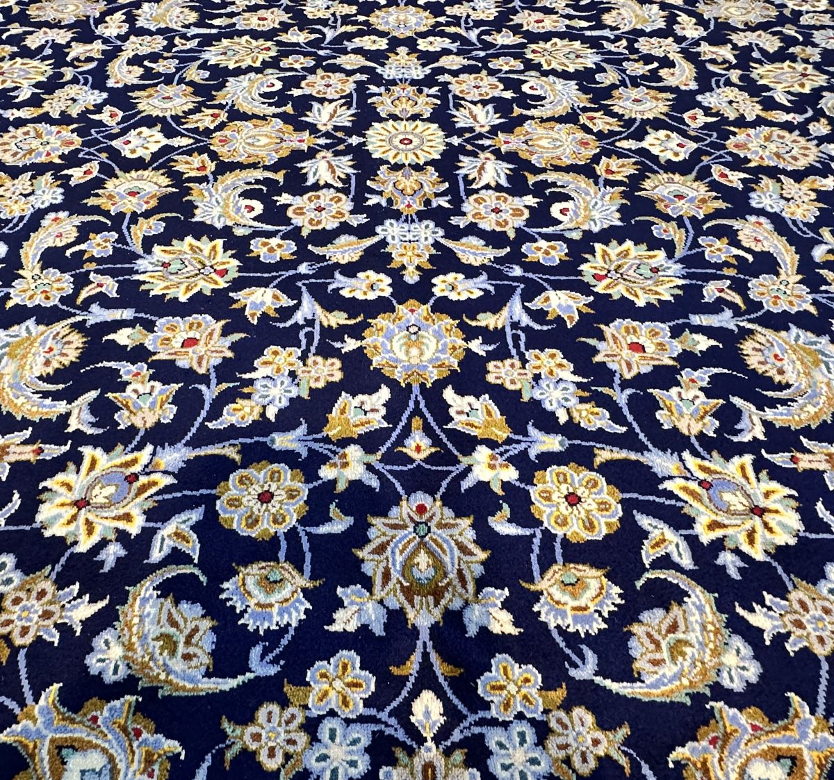 Fine Hand-knotted Royal Persian Kashan Carpet