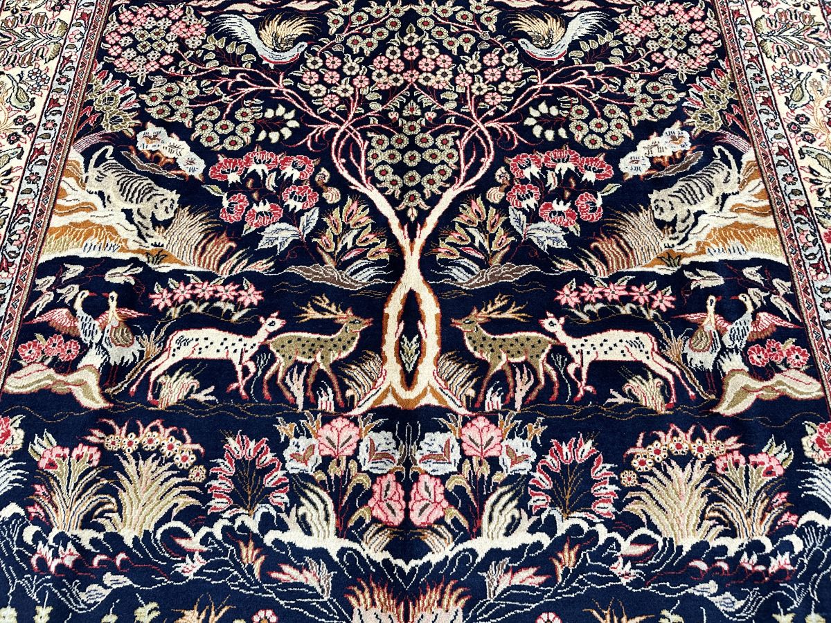 Fine Hand-Knotted Persian Kashan Carpet