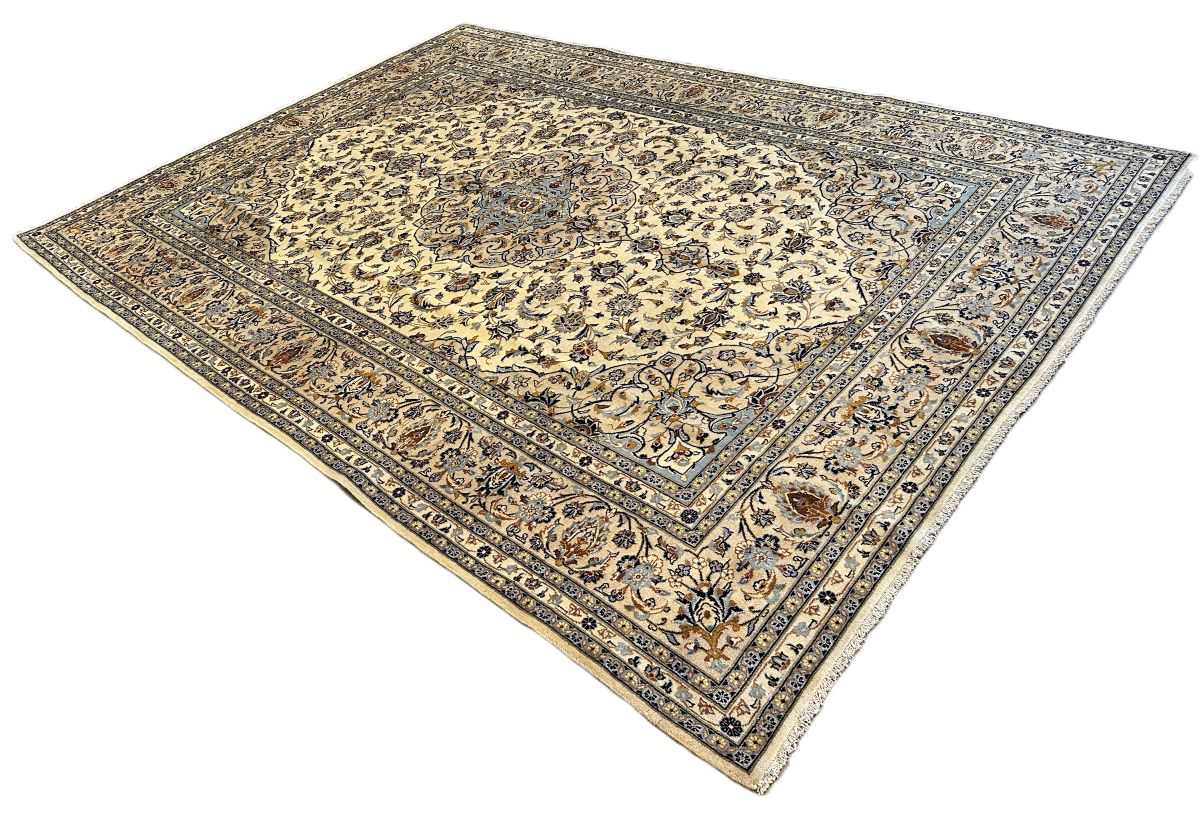 Fine Hand-Knotted Persian Kashan Carpet