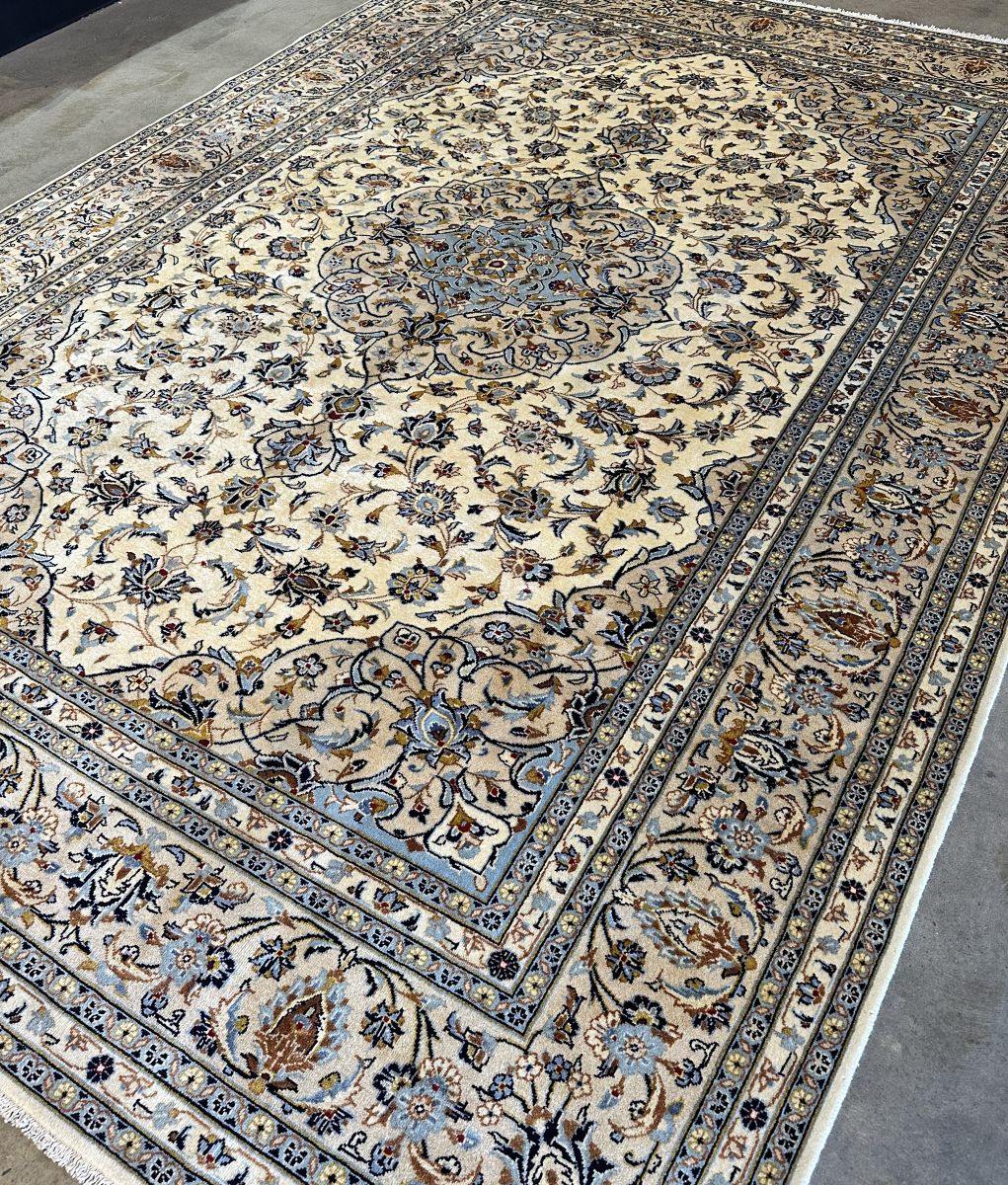 Fine Hand-Knotted Persian Kashan Carpet