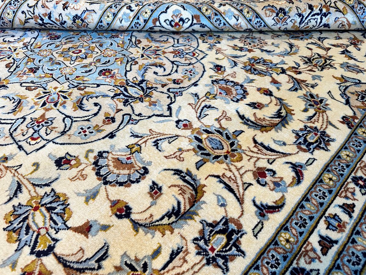 Fine Hand-Knotted Persian Kashan Carpet