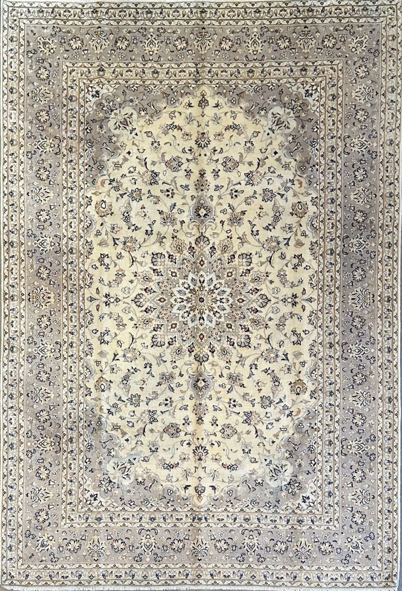 Fine Hand-Knotted Persian Kashan Carpet