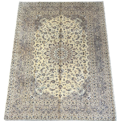 Fine Hand-Knotted Persian Kashan Carpet