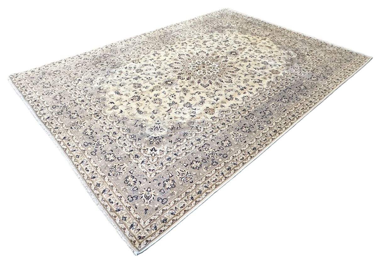 Fine Hand-Knotted Persian Kashan Carpet