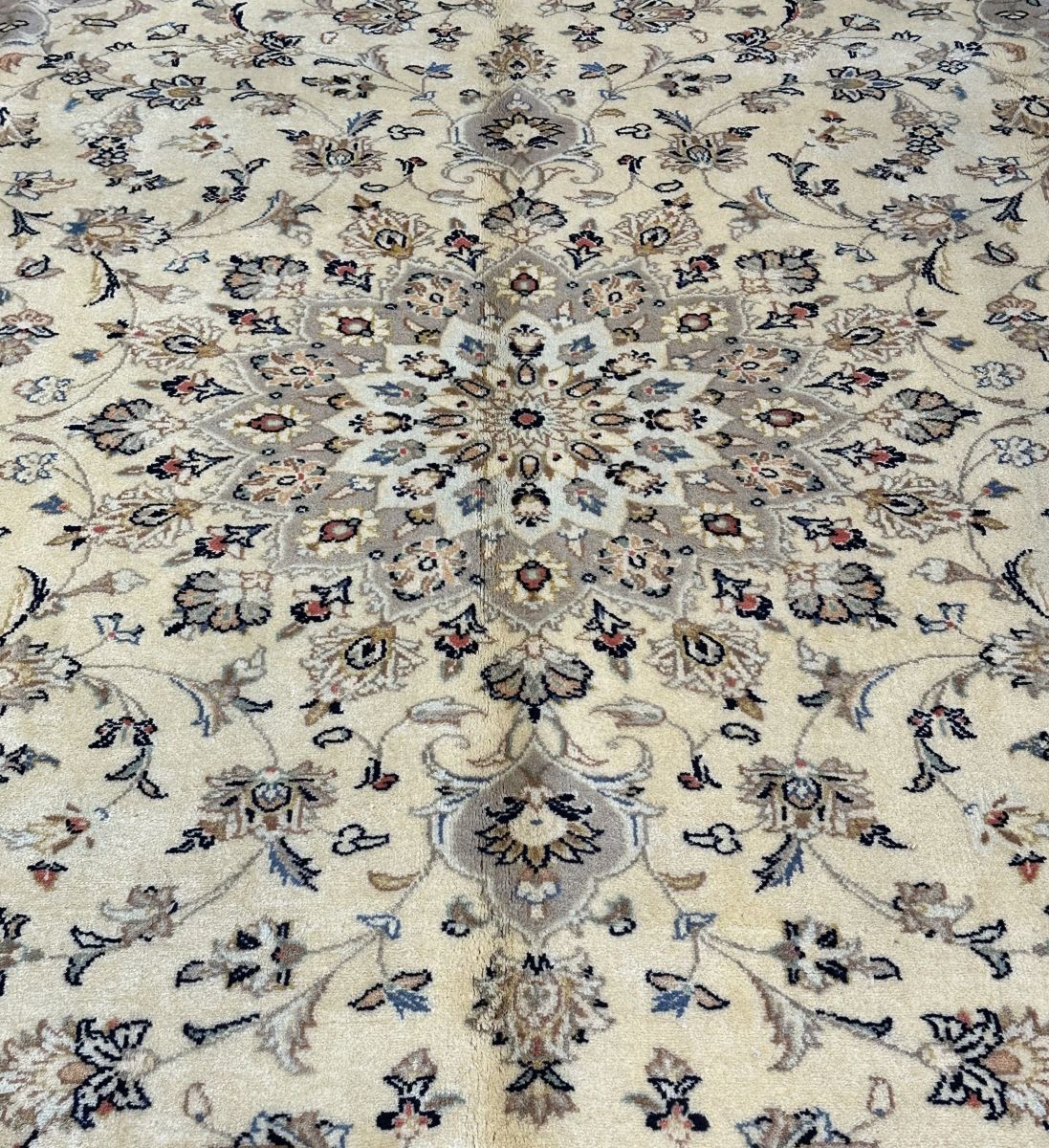 Fine Hand-Knotted Persian Kashan Carpet