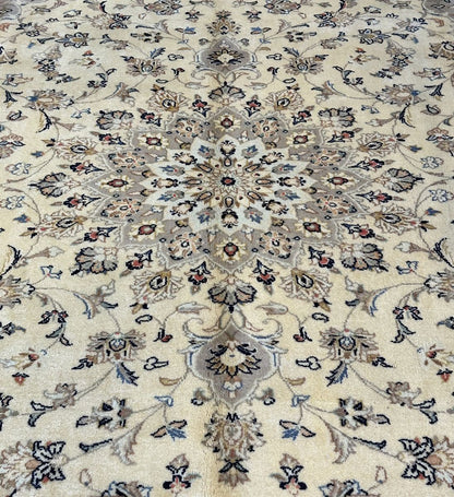 Fine Hand-Knotted Persian Kashan Carpet