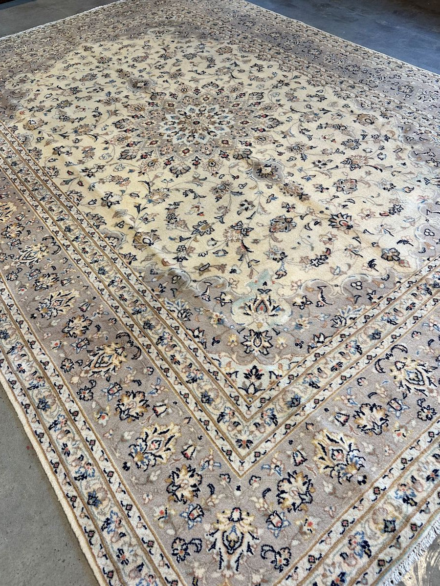 Fine Hand-Knotted Persian Kashan Carpet
