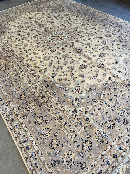 Fine Hand-Knotted Persian Kashan Carpet