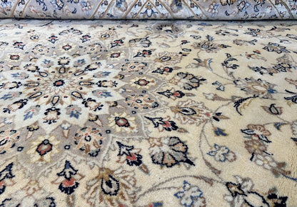 Fine Hand-Knotted Persian Kashan Carpet