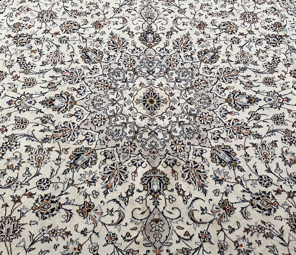 Fine Hand-Knotted Persian Kashan Carpet