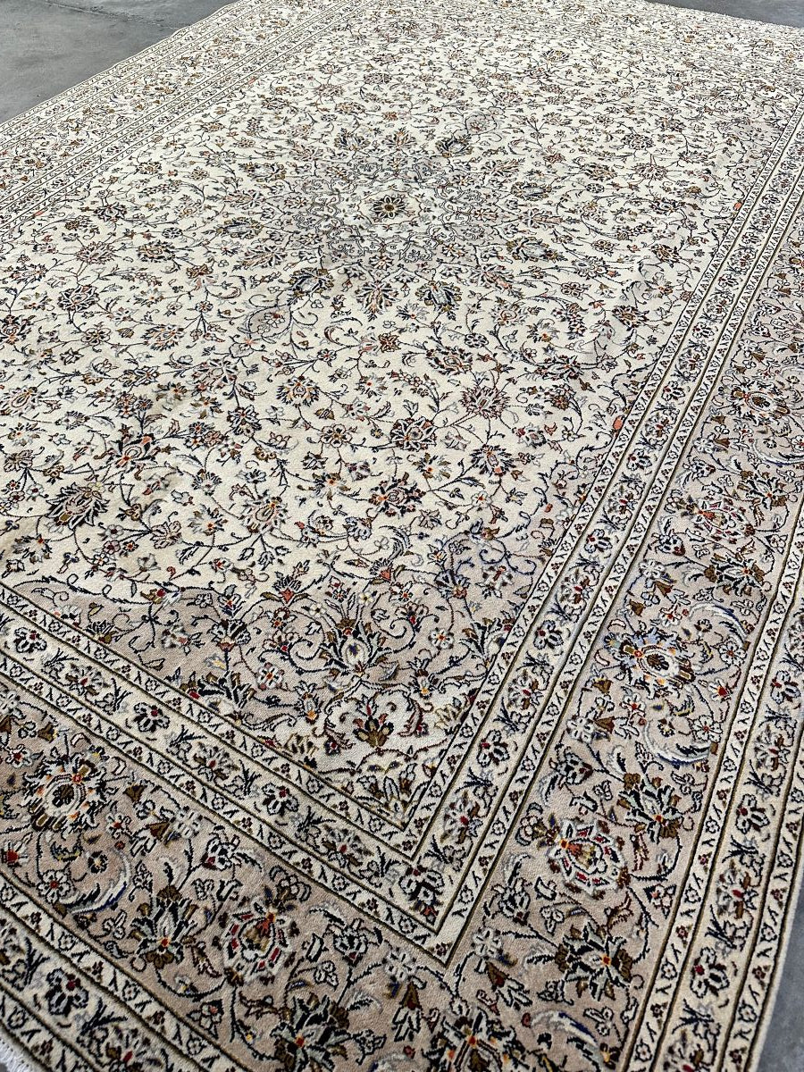 Fine Hand-Knotted Persian Kashan Carpet