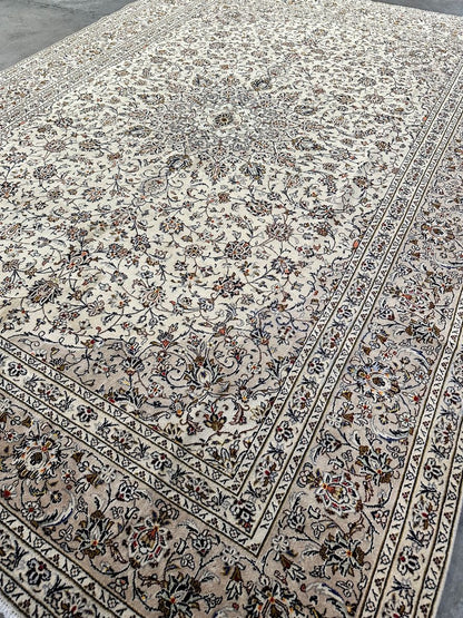 Fine Hand-Knotted Persian Kashan Carpet