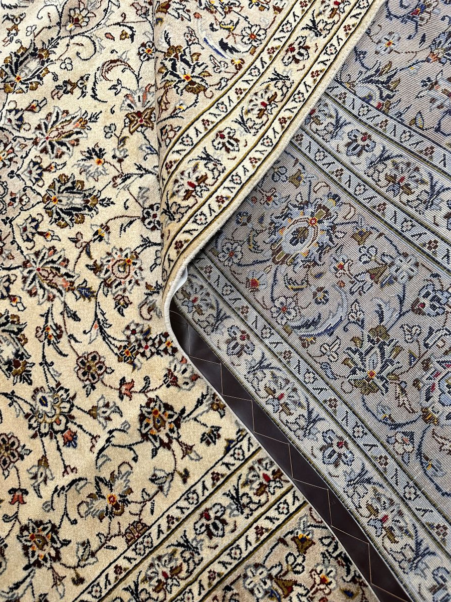 Fine Hand-Knotted Persian Kashan Carpet