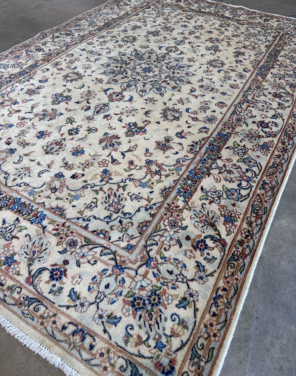 Fine Hand-Knotted Persian Kashan Carpet