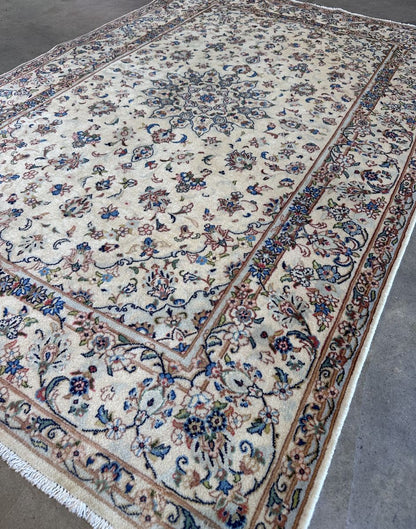 Fine Hand-Knotted Persian Kashan Carpet