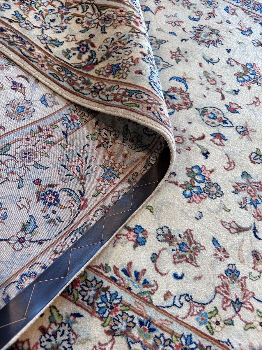 Fine Hand-Knotted Persian Kashan Carpet