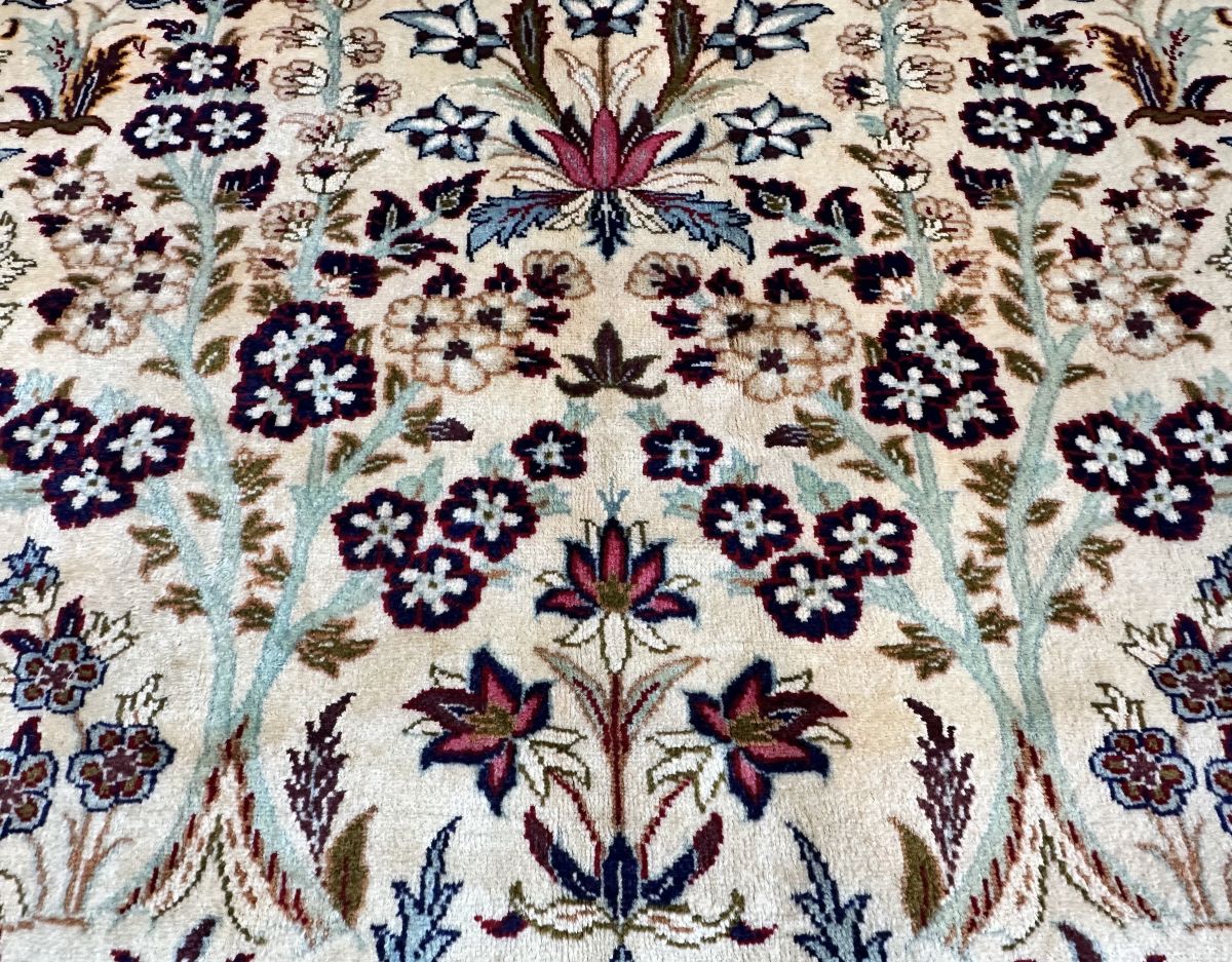 Fine Hand-Knotted Persian Isfahan Carpet