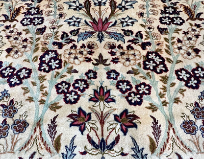 Fine Hand-Knotted Persian Isfahan Carpet