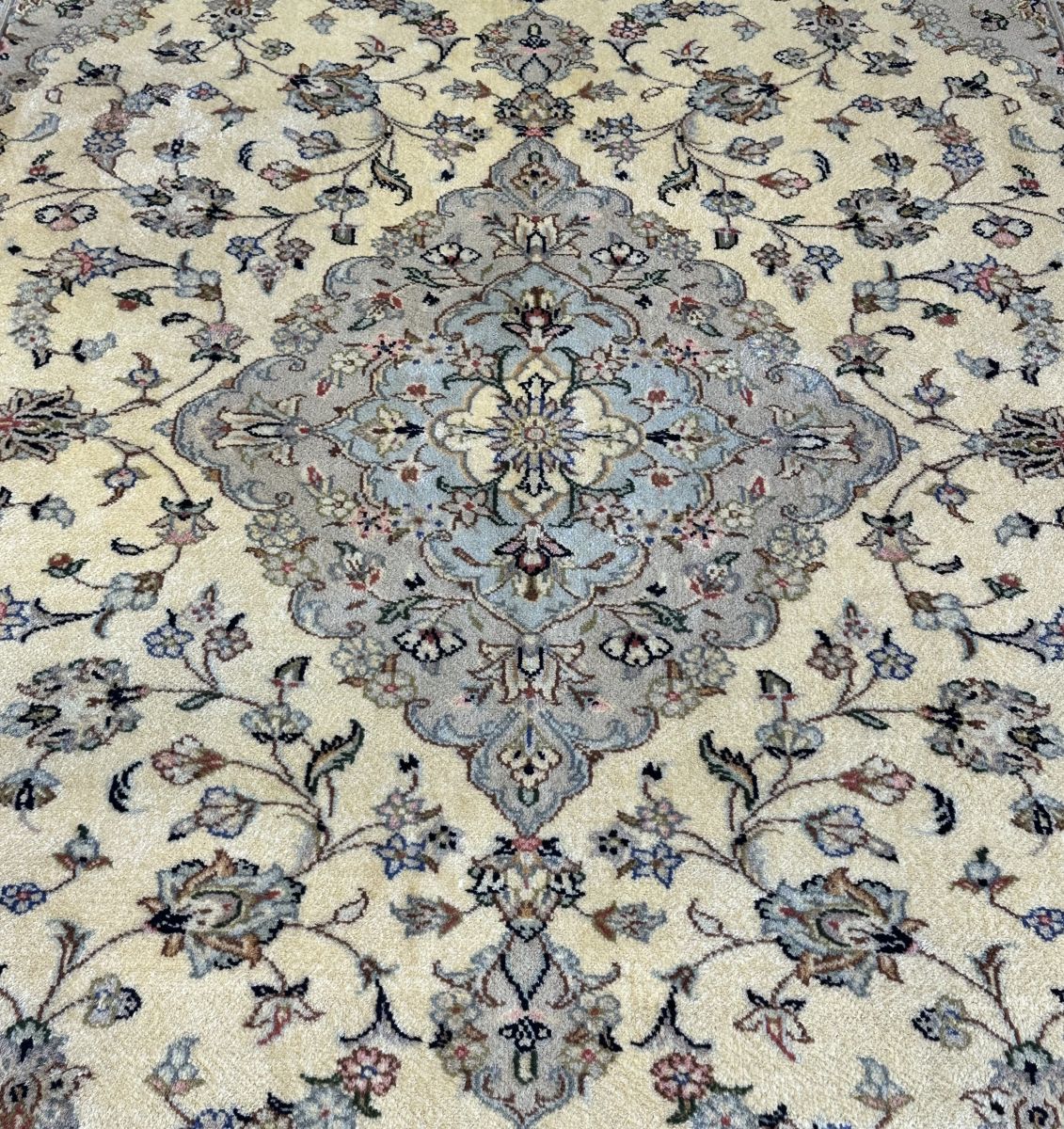 Fine Hand-Knotted Persian Kashan Carpet