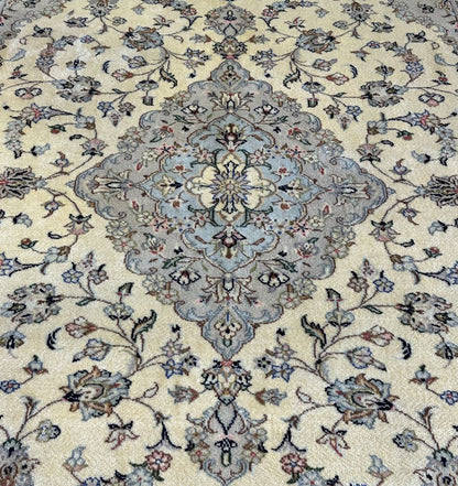 Fine Hand-Knotted Persian Kashan Carpet