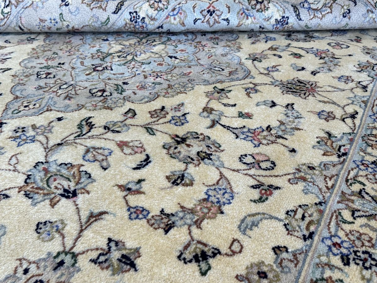 Fine Hand-Knotted Persian Kashan Carpet