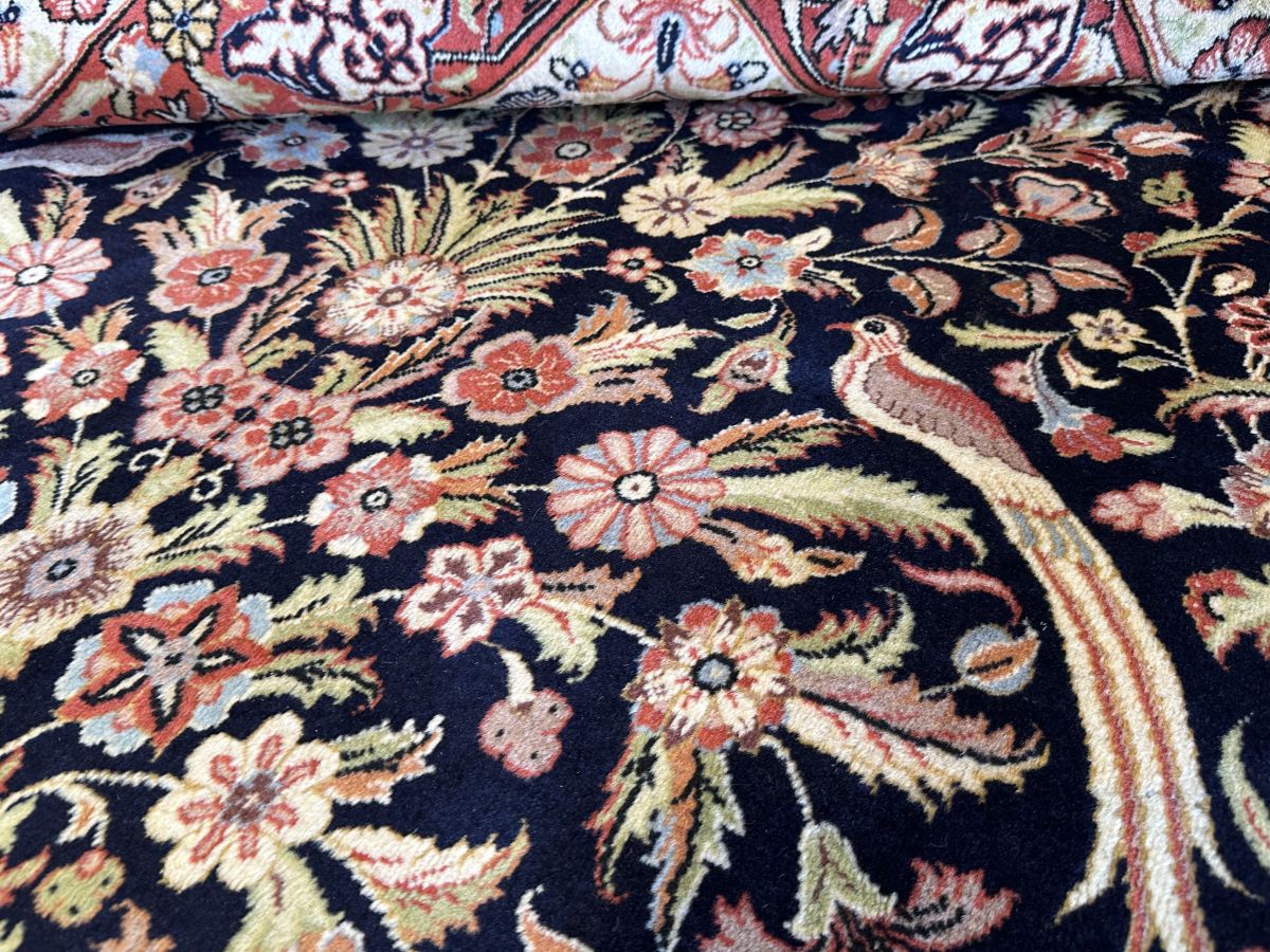 Fine Hand-Knotted Persian Kashan Carpet