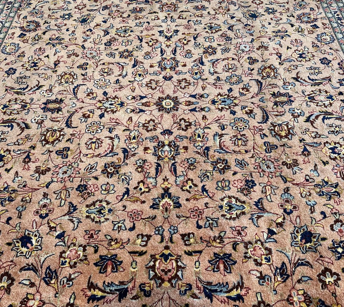 Fine Hand-Knotted Persian Kashan Carpet