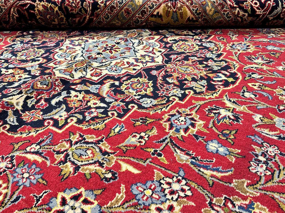 Fine Hand-Knotted Persian Kashan Carpet