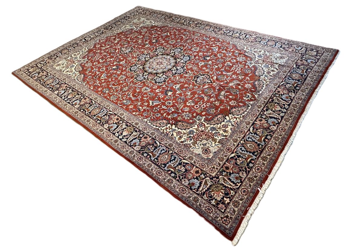 Fine Hand-Knotted Persian Isfahan Carpet