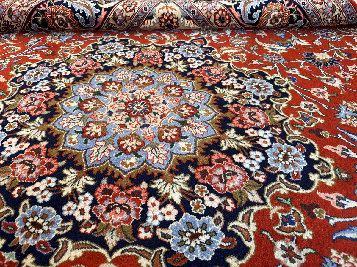 Fine Hand-Knotted Persian Isfahan Carpet