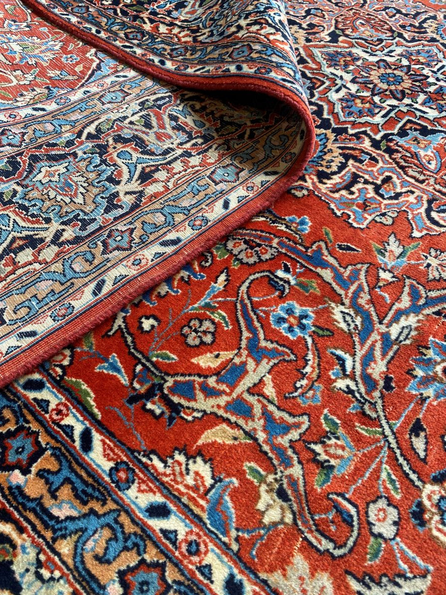 Fine Hand-Knotted Persian Sarouq Carpet