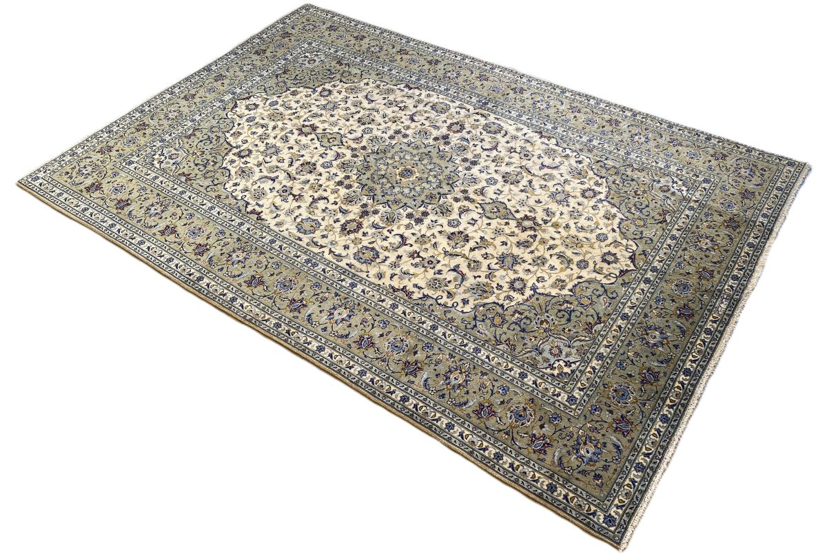 Fine Hand-Knotted Persian Kashan Carpet