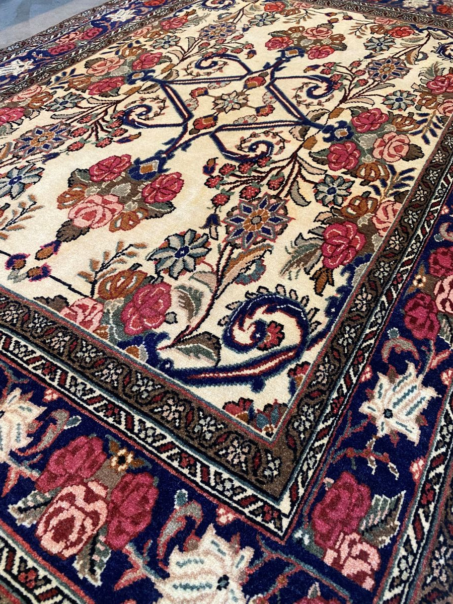 Fine Hand-Knotted Persian Bidjar Carpet