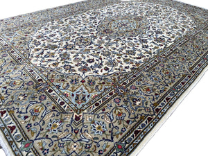 Fine Hand-Knotted Persian Kashan Carpet