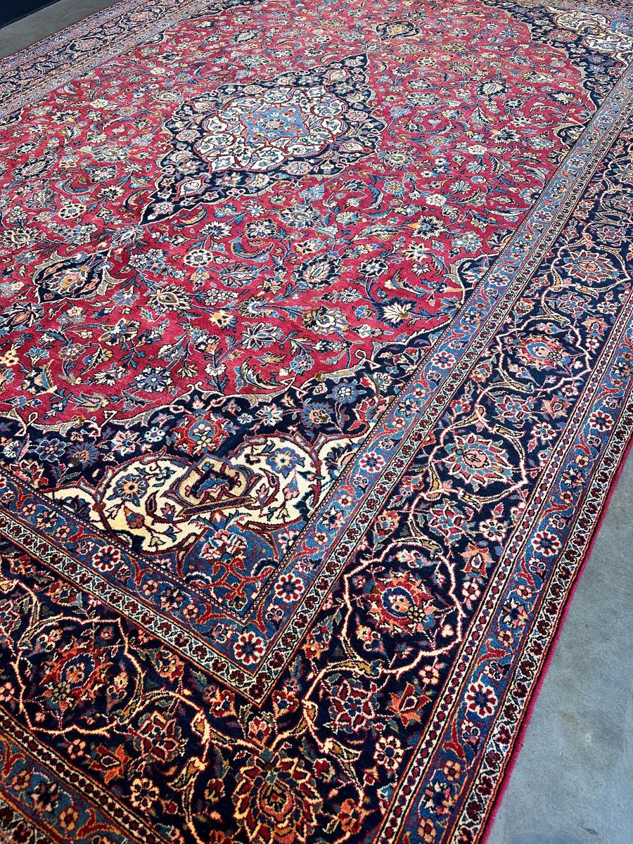 Fine Hand-Knotted Persian Kashan Carpet