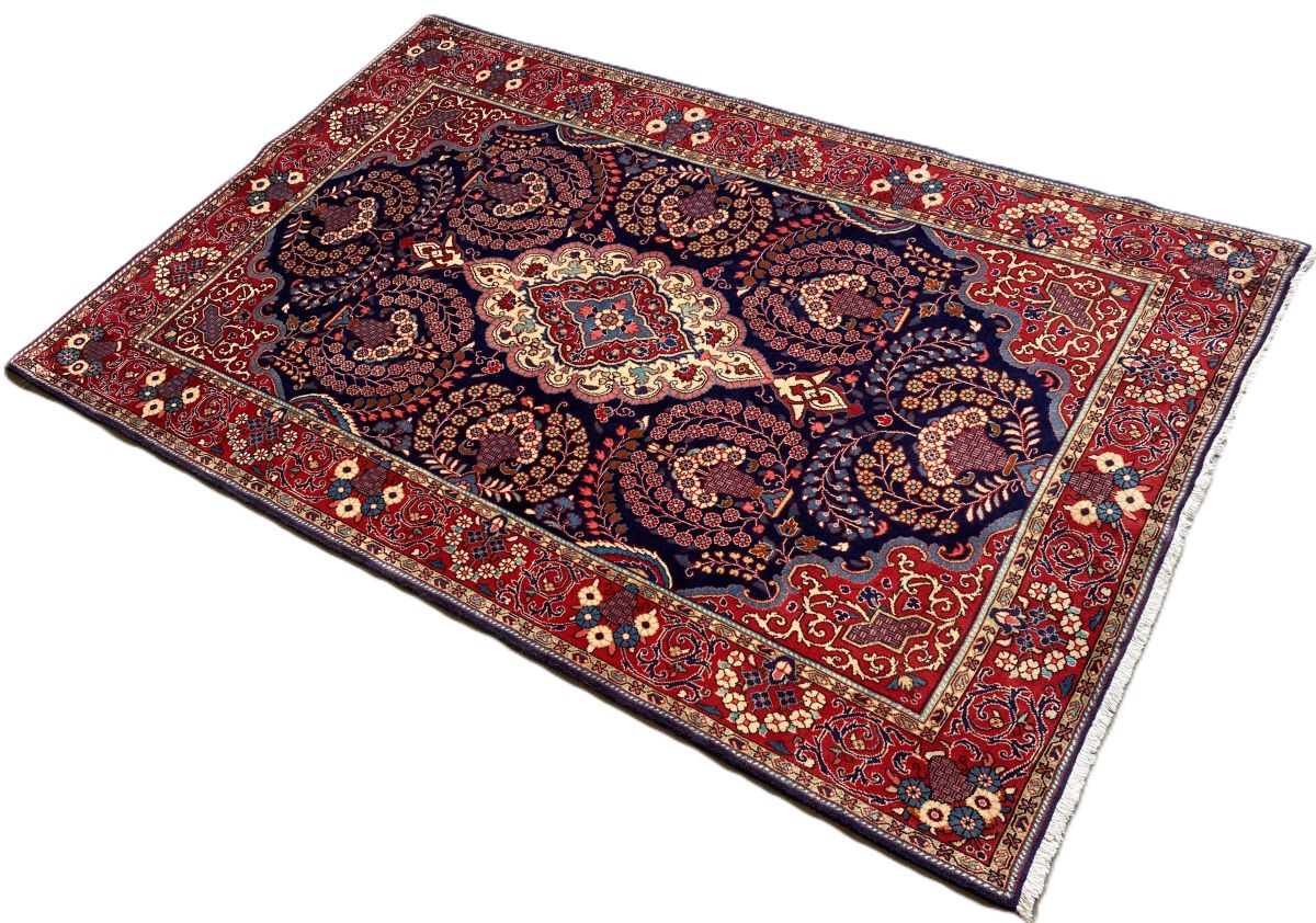 Fine Hand-Knotted Persian Sarouq Carpet