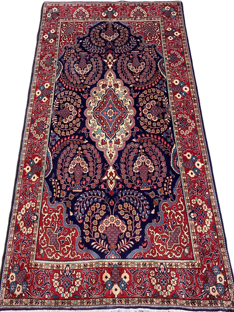 Fine Hand-Knotted Persian Sarouq Carpet