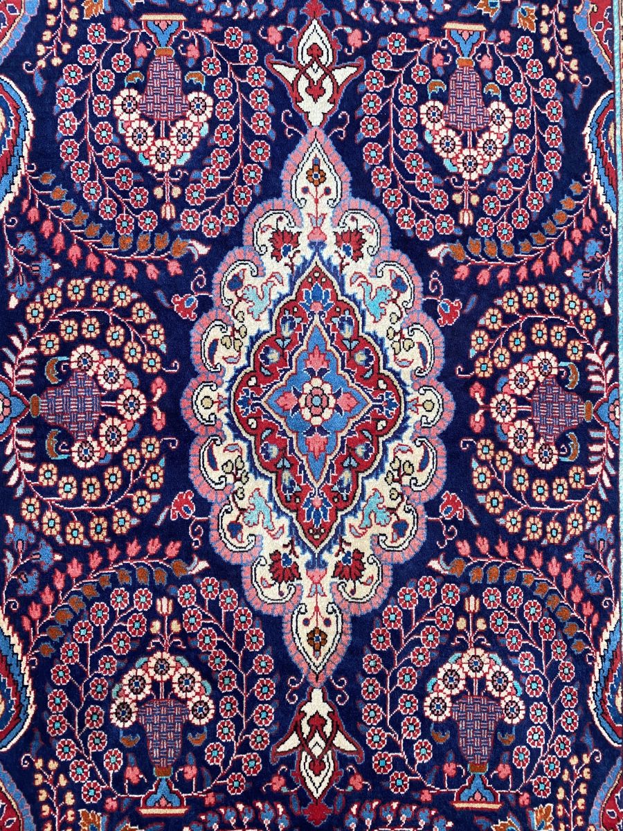 Fine Hand-Knotted Persian Sarouq Carpet