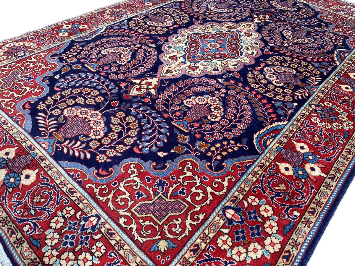 Fine Hand-Knotted Persian Sarouq Carpet