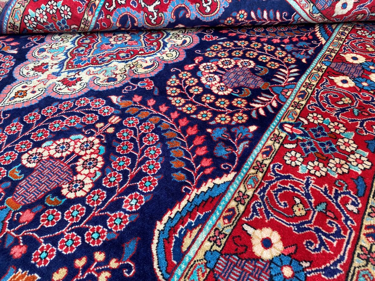 Fine Hand-Knotted Persian Sarouq Carpet