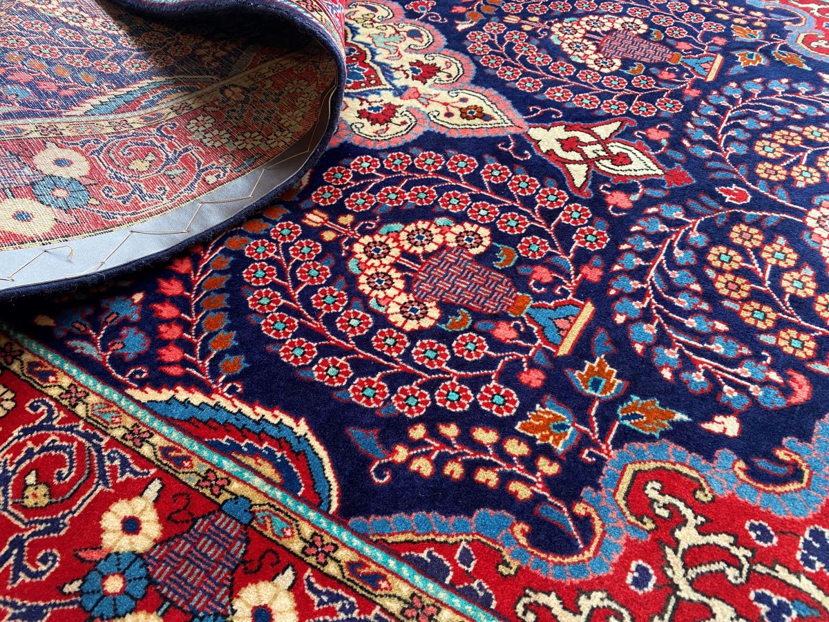 Fine Hand-Knotted Persian Sarouq Carpet