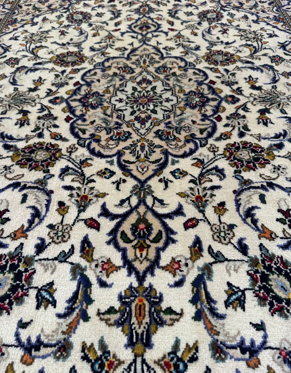 Fine Hand-Knotted Persian Kashan Carpet