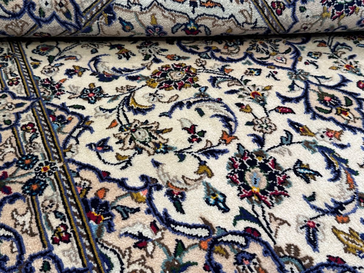 Fine Hand-Knotted Persian Kashan Carpet