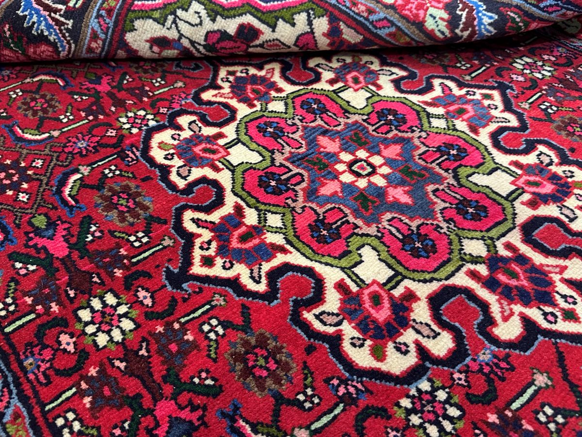 Fine Hand-Knotted Persian Bidjar Rug