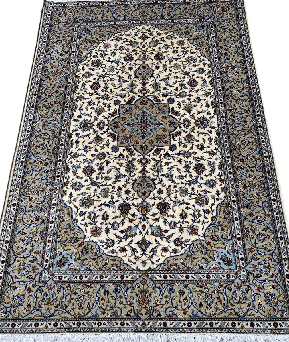 Fine Hand-Knotted Persian Kashan Carpet