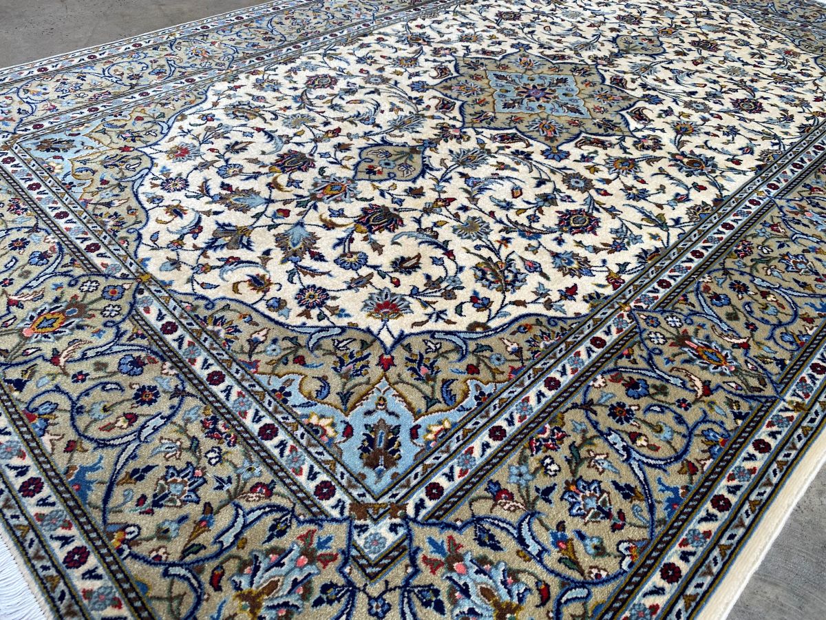 Fine Hand-Knotted Persian Kashan Carpet