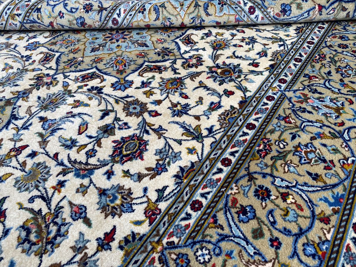 Fine Hand-Knotted Persian Kashan Carpet