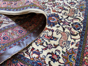 Fine Hand-Knotted Persian Sarouq Carpet